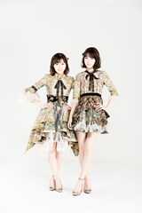 左から渡辺麻友、柏木由紀。