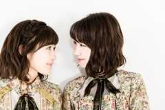 左から渡辺麻友、柏木由紀。