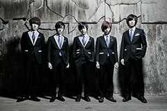 左から柴崎洋輔(Key)、新保恵大(Dr)、生田鷹司(Vo)、神田ジョン(G)、堀江晶太(B)。