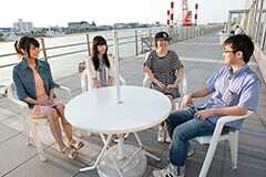 写真左からKaede、Nao☆、Megu、connie。