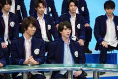 前列左から山崎大輝扮する長谷川秀一、木津つばさ扮する森蘭丸。