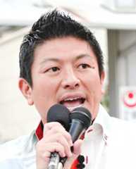 (資料写真)街頭演説で政策を訴える参政党の神谷宗幣代表=2024年10月、那覇市