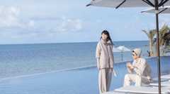 小浜島のビーチリゾートで装うふたり。［前編］