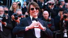 Cannes 2025, Tom Cruise e la sua 'mission impossible'. Fan in delirio