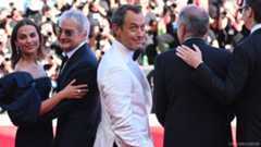 Venezia 82, Jude Law mago del red carpet