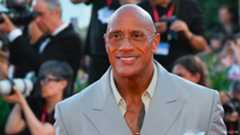 Venezia 82, 15 minuti di applausi per The Rock e il suo The Smashing Machine