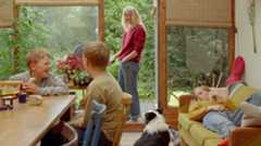 Cannes 2025: The Love That Remains, in equilibrio perfetto tra commedia, surreale e dramma famigliare