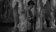 Sotto le nuvole, una Napoli totalmente al di fuori delle convenzioni e degli stereotipi vista conlo sguardo di chi ha al centro della propria indagine l'umanità