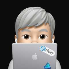 Rriverのステッカーが貼られたMacBookの向こうにいる自分のMemojiの似顔絵