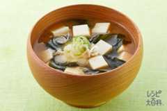 豆腐とわかめの基本のみそ汁