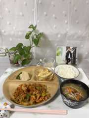 カボチャとチキンのクリーム煮　豚肉と野菜の赤いジャン炒め　昼寝しすぎて_b0417696_08520647.jpeg