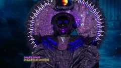 Mask singer 2025 - L'entrée de La Martienne fait frissonner le plateau !