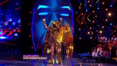 Mask singer 2025 - L'Oiseau, la nouvelle star internationale, vient éclaircir le tableau des enquêteurs