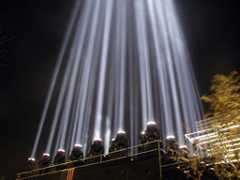 Spotlights streaming upward at the Tribute of Light (2002-04-11), New York, New York
