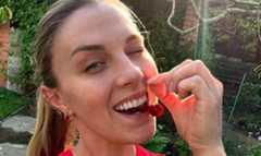 ФОТО. Їй точно 34? Харлан зваблює знімками на березі моря