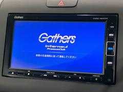 【純正ナビ】人気の純正ナビを装備。オーディオ機能も充実しており、Ｂｌｕｅｔｏｏｔｈ接続すればお持ちのスマホやＭＰ３プレイヤーの音楽を再生可能！毎日の運転がさらに楽しくなります！！ 3