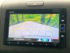 【バックカメラ】駐車時に後方がリアルタイム映像で確認できます。大型商業施設や立体駐車場での駐車時や、夜間のバック時に大活躍！運転スキルに関わらず、今や必須となった装備のひとつです！ 4