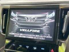 【純正大画面ナビ付き】人気の大型１０インチ純正ナビ取付済み！インパクトのある大画面ならマップ表示が見やすいだけでなく、テレビやＤＶＤの臨場感もアップして、いつものドライブがグッと楽しくなります♪ 3