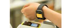 ③電子決済端末が光ったら、Apple watchをしっかりかざす