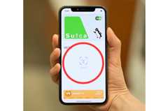 ③iPhoneに視線を向けてFace ID認証を行い、「リーダーにかざしてください」と表示されるのを確認する