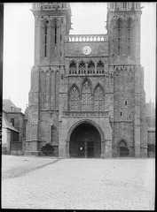 Façade ouest, tours et porche