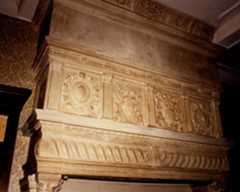 1er étage, cheminée de la salle du conseil, vue partielle