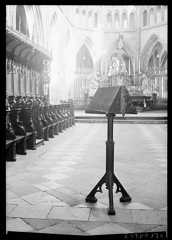 Ensemble du choeur, vers le sud-est et lutrin en bois sculpté du 16e siècle avec partie d'époque moderne