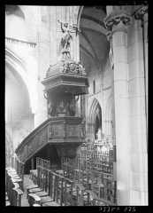 Chaire à prêcher en bois sculpté