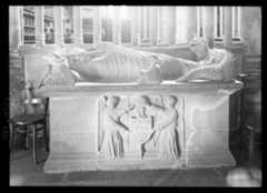 Tombeau de l'évêque René Rieux-Sandéac, granit