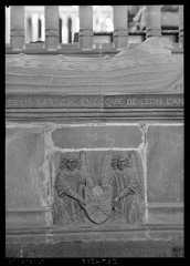 Ecusson placé sur le tombeau de Roland de Neuville, granit