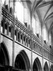 Intérieur, triforium, coursière du clocher