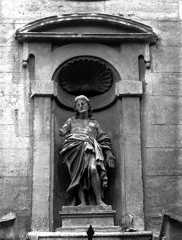 Niche et Vierge côté gauche, face