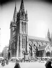 Côté sud-est, avec groupes de personnages