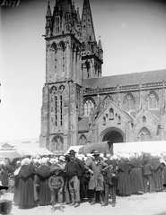 Côté sud-ouest, avec groupes de personnages et clocher