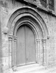 Porte à la base du transept sud