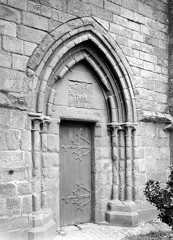 Petit portail ouest à la base de la tour sud, dit porte des Lépreux