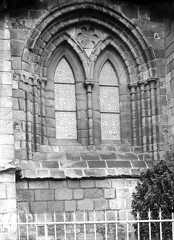 Fenestrage sur le côté sud à la base de la tour sud