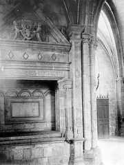 Enfeu Renaissance dans la chapelle absidale