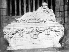 Tombeau en marbre blanc de François Visdelon, pourtour sud du choeur