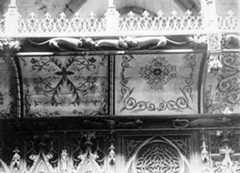 Partie du couronnement du dais