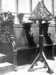 Ensemble du lutrin en bois sculpté