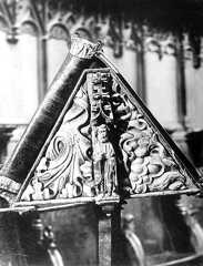 Détail du lutrin en bois sculpté