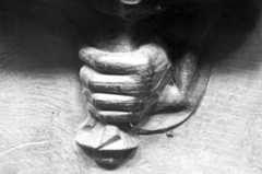 Miséricorde maintenant une torche