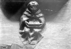 Miséricorde: personnage tenant un coffret