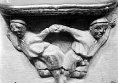 Miséricorde: deux personnages soutenant la miséricorde ou jouant