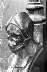 Accoudoir: tête grotesque