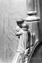 Accoudoir: personnage s'embrassant