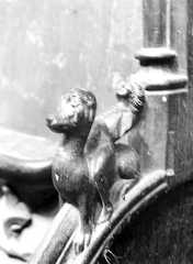 Accoudoir: femme montée sur un dragon