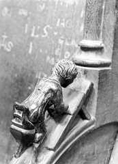 Accoudoir: personnage lisant et vu de dos