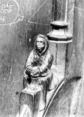 Accoudoir: personnage pilant dans un mortier ou pharmacien